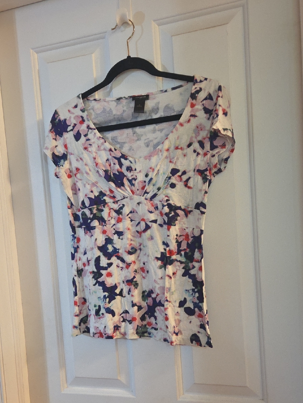 Ann Taylor White Floral Short Sleeve V-Neck Top with Blue and Pink Accents Small